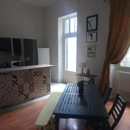 Appt Arenes 90 M2 + Terrasse Ombragee Apartamento Nîmes